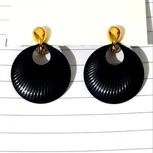 Vintage Trifari Black & Gold Tone Clip On Earrings.